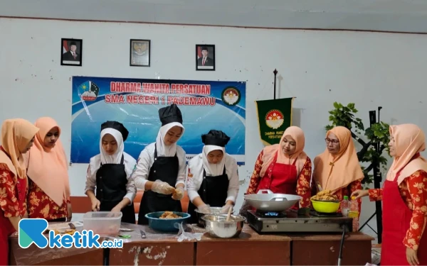 Foto Para siswa tata boga bersama DWP SMAN 1 Pademawu sedang menyiapkan menu MBG untuk yatim piatu (Foto: Agoes Kangen for Ketik.co.id)