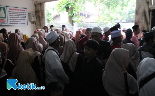 Foto Peziarah makam Gus Dur di makam Tebuireng, Jombang, 27 Januari 2025. (Foto: Karimatul Maslahah/Ketik.co.id)