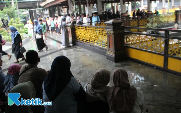 Foto Peziarah makam Gus Dur di makam Tebuireng, Jombang, 27 Januari 2025. (Foto: Karimatul Maslahah/Ketik.co.id)