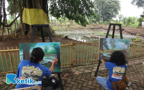 Foto Para seniman saat melukis on the spot di petirtaan Sumberbeji Jombang, 27 Januari 2025. (Foto: Karimatul Maslahah/Ketik.co.id)