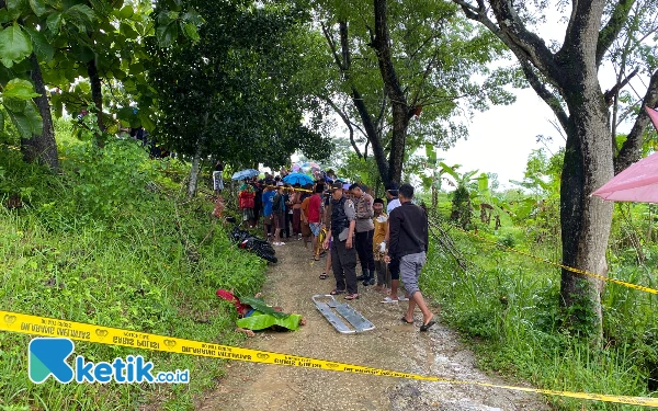 Foto Pihak kepolisian saat ke TKP pria yang ditemukan tewas di pinggir jalan kampung Melko' Timur Desa Bapelle Kecamatan Robatal (Foto: Mat Jusi/Ketik.co.id).