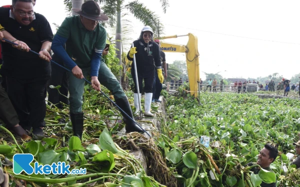 Foto Sekda Sidoarjo Fenny Apridawati bersama Plt Bupati Sidoarjo Subandi bekerja bakti Jihad Rawat Sungai di Candi Pari, Porong pada Minggu (12 Januari 2025).