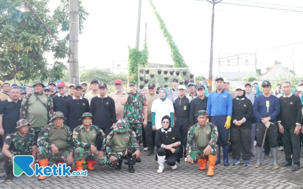 Foto Sekda Sidoarjo Fenny Apridawati mendampingi Ketua PT PKK Sidoarjo Sriatun Subandi, Dandim Sidoarjo, dan lain-lain saat bekerja bakti di sungai Perum Griya Mapan Sentosa, Waru, pada Minggu (19 Januari 2025).