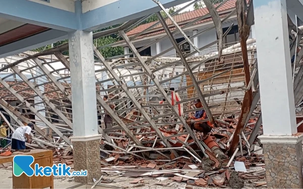 Foto Warga bergotong royong mengevakuasi reruntuhan atap yang ambruk (Foto: Slamet/ketik.co.id)