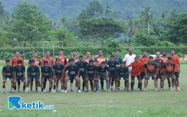 Foto Kedua tim kesebelasan Berpose Bersama seusai laga (Foto: Mursal Bahtiar/Ketik.co.id)