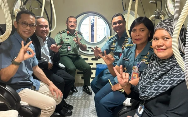 Foto Suasana di dalam ICU Mini Chamber Hiperbarik di HATTM. (Foto: Sp.KL for Ketik.co.id)