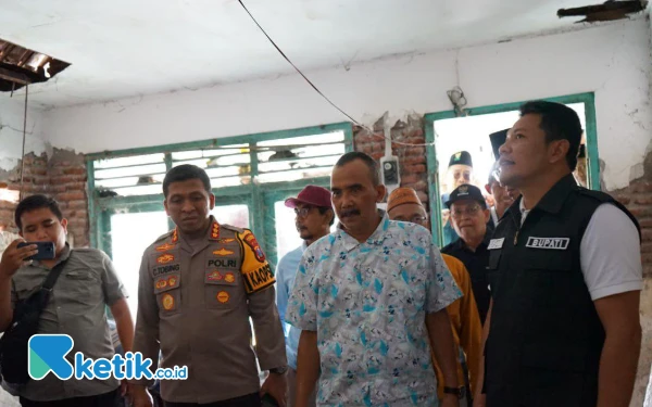 Foto Plt Bupati Subandi bersama Kapolresta Sidoarjo Christian Tobing menyaksikan rumah Amiruddin yang rusah parah. Atapnya sangat rendah. (Foto: Kominfo Sidoarjo)