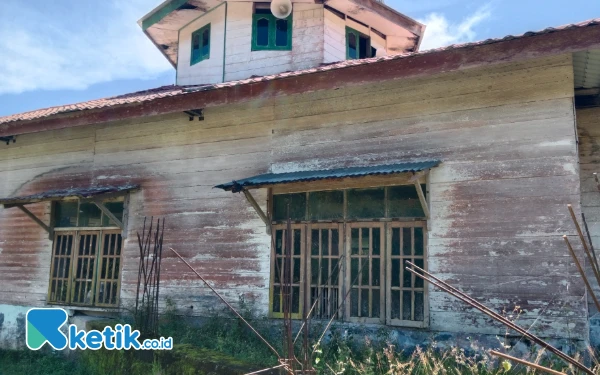 Foto Kondisi Dinding Masjid Jamiatul Mukmin  Mulai Usang (Helman/Ketik.co.id)