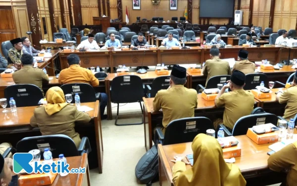 Foto Suasana hearing Komisi D DPRD Sidoarjo dengan kepala-kepala SMP negeri di Sidoarjo pada 31 Desember 2024. Muncul keluhan soal biaya ODL. (Foto: Dok Ketik.co.id)