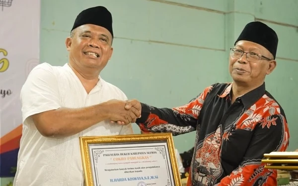 Foto Sukiman Hadiwijoyo (kanan),
Ketua Umum Paguyuban Dukuh se-Kabupaten Sleman 'Cokro Pamungkas', saat memberikan perhargaan kepada Harda Kiswaya. Atas pengabdiannya selaku Sekda Sleman usai purna tugas 1 Februari 2024 lalu. (Foto: Dok Sukiman H / Ketik.co.id)