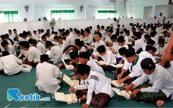 Foto Santri Mamba'ul Ma'arif Denanyar Jombang saat menerima uji coba makan bergizi gratis. (Foto: Karimatul Maslahah/Ketik.co.id)