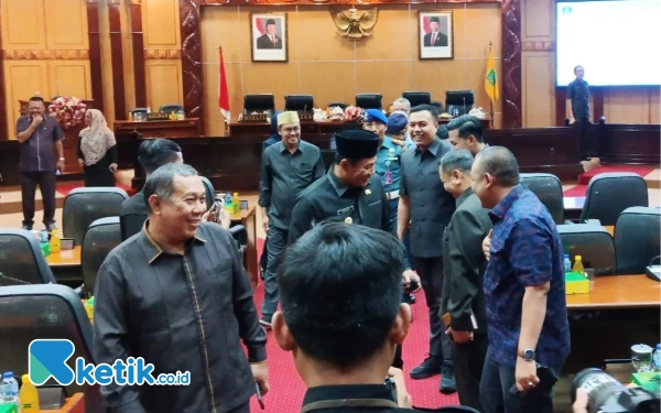 Foto Plt Bupati Sidoarjo Subandi menyalami satu per satu anggota DPRD Sidoarjo. Total hanya 10 di antara 50 anggota DPRD yang datang. (Foto: Fathur Roziq/Ketik.co.id)