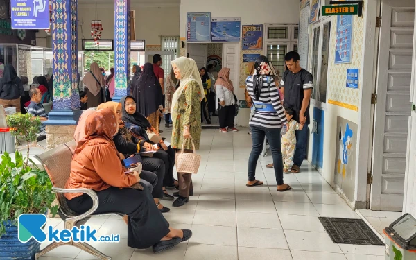 Foto Sejumlah warga tengah antrean menunggu panggilan layanan kesehatan di Puskesmas Kota Rantauprapat saat Dinkes Labuhanbatu menggelar simulasi pelayanan kesehatan gratis program Prabowo Subianto. (Foto: Joko/Ketik.co.id)