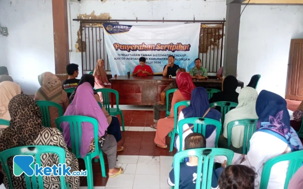 Foto Antusias warga Sumublor antri mengikuti program PTSL