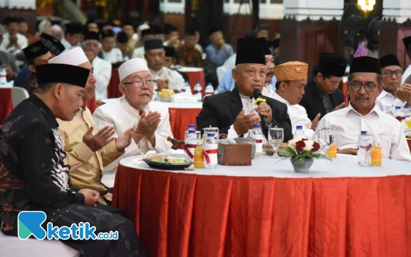 Foto Para kiai berdoa bergantian untuk Sidoarjo. KH A. Rofiq Siradj, KH Nurcholis Misbah, KH Amiruddin Muid, KH Athoillah, dan KH Husein. (Foto: Sigit Kominfo Sidoarjo)