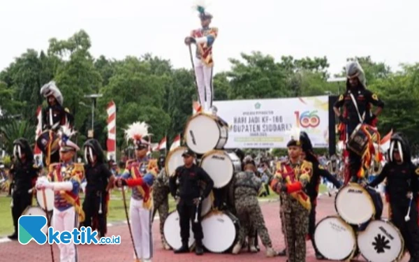 Foto Drum Band Genderang Bahari SMA Hang Tuah 5 memeriahkan upacara peringatan Harjasda Ke-166. (Foto: Kominfo Sidoarjo)