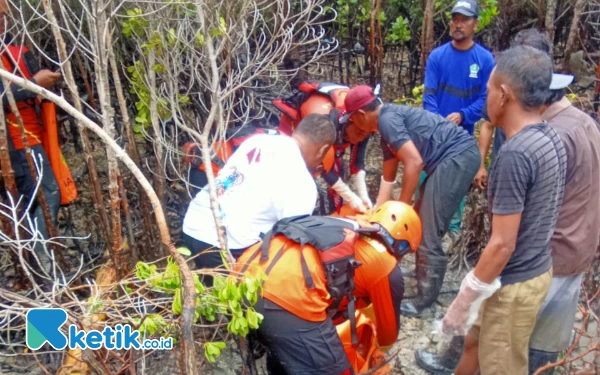 Foto Jasad Muhamad Nari nelayan bandaran ditemukan dipinggir laut desa merandung (Foto.Ismail Hs/Ketik.co.id)