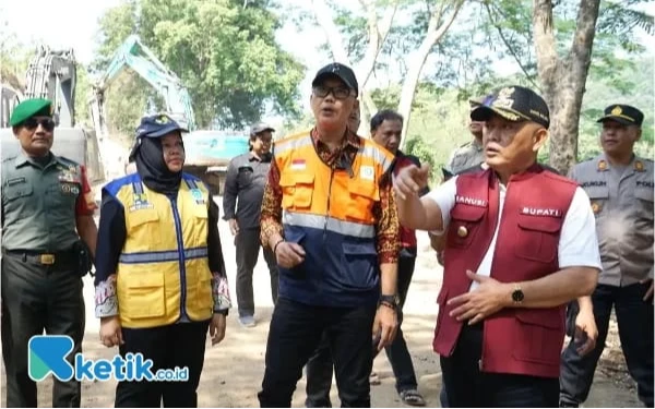 Foto Bupati Malang Sanusi didampingi Kepala Dinas Pekerjaan Umum Bina Marga, Khairul Isnadi Khusuma dan Kabid Jalan Dinas Pekerjaan Umum Bina Marga Kabupaten Malang, Anita Aulia Sari ketika meninjau pengerjaan longsor Jalan Rajekwesi. (Foto: dok Ketik.co.id)