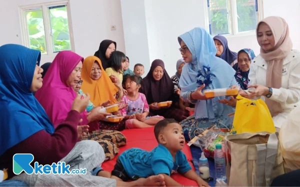 Foto Sekda Fenny Apridawati dan Wakil Ketua Kadin Sidoarjo Bidang UMKM Yuniar Safitri memberikan bantuan kepada warga terdampak banjir di tempat penampungan, Desa Kedungbanteng, Tanggulangin. (Foto: Fathur Roziq/Ketik.co.id)