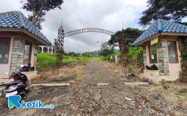 Foto Pintu masuk kawasan Bukit Batu Permata di Kelurahan Songgokerto Kecamatan/Kota Batu yang terbengkalai. (Foto: Sholeh/Ketik.co.id)