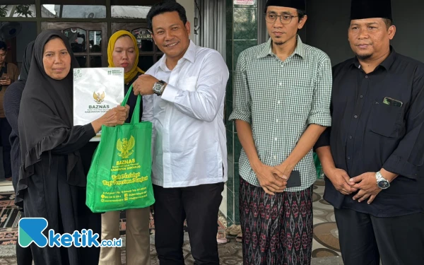 Foto Plt Bupati Subandi menyerahkan bantuan untuk keluarga almarhumah Nafiri Arimbi. (Foto: Mashud Kominfo Sidoarjo).