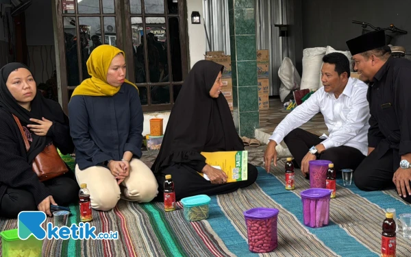 Foto Plt Bupati Sidoarjo Subandi saat bertakziah ke rumah Nafiri Arimbi, siswi SMAN 1 Porong, yang menjadi korban kecelakaan dan meninggal dalam perjalanan menuju Malang pada Sabtu (1 Februari 2025) lalu. (Foto: Mashud Kominfo Sidoarjo)