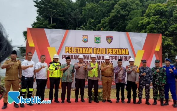 Foto Kapolda Jatim Irjen Pol Imam Sugianto berfoto bersama usai peletakan batu pertama pembangunan Mako Satpolairud Polres Malang. (Foto: Binar Gumilang/Ketik.co.id)