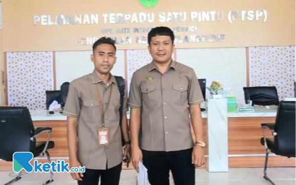 Foto Ketua YARA Abdya, Suhaimi (kanan) dan Sekretaris YARA Abdya usai membuat gugatan terhadap PT Ensem Abadi di PN Blangpidie, Senin, 3 Februari 2025. (Foto: Cutbang Ampon/Ketik.co.id)