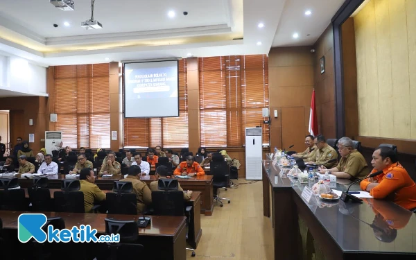 Foto Rapat koordinasi mitigasi bencana banjir di ruang Soeroadiningrat, Pemkab Jombang, 4 Februari 2025. (Foto: Karimatul Maslahah/Ketik.co.id)