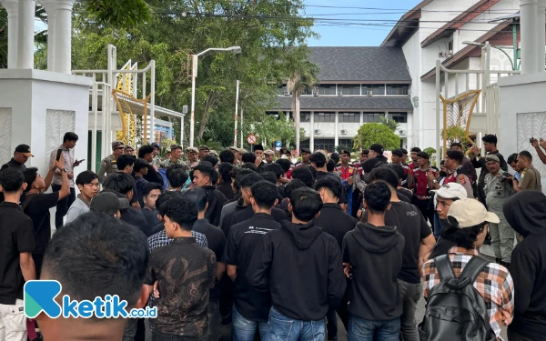 Foto Seratusan pemuda dan mahasiswa Aceh menggelar demo di depan Kantor Gubernur Aceh, Banda Aceh, Selasa, 4 Februari 2025. (Foto: Irfandi for Ketik.co.id)