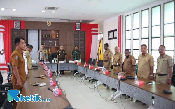 Foto Rakor Pengendalian Inflasi melalui zoom meeting bersama Mendagri Tito Karnavian di ruang rapat kantor Bupati (foto Humas Pemkab Kaimana/Ketik.co.id)