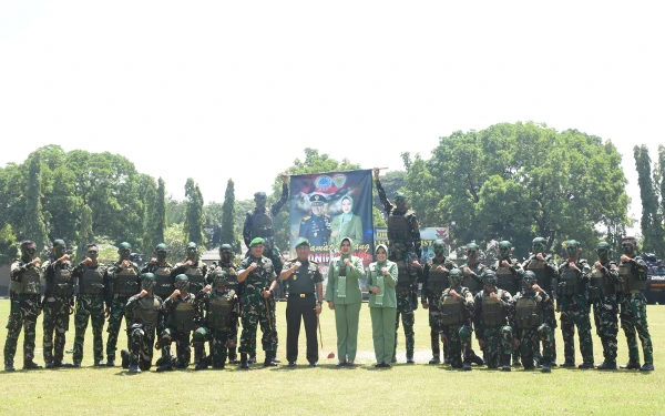 Foto Danrem 072/Pamungkas Brigjen TNI Bambang Sujarwo melakukan kunjungan kerja ke Yonif 403/Wirasada Pratista (WP) bersama Ketua Persit Kartika Chandra Kirana Koorcab 072 PD IV/Diponegoro, Sahfitri Bambang Sujarwo dan rombongan. (Foto: Penrem 072/Pmk / Ketik.co.id)