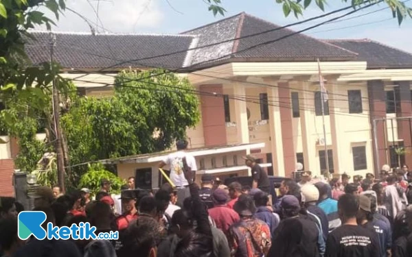 Foto Massa Paguyuban Pedagang Ethek Lawu Kabupaten Magetan menyampaikan orasinya di depan Kantor PN Kabupaten Magetan (5/2/2025). (Foto: Angga/Ketik.co.id).