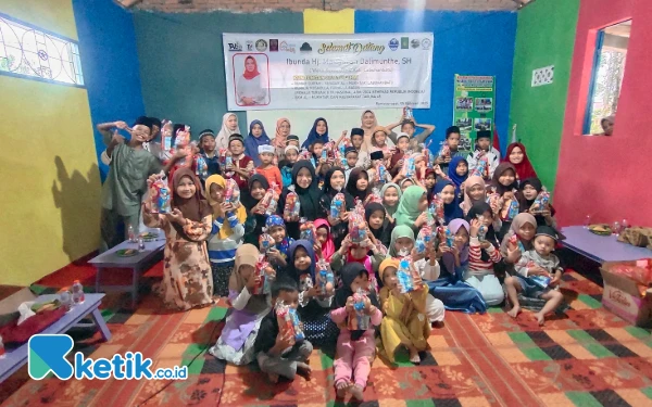 Foto Wakil Ketua DPRD Labuhanbatu, Hj Maisyarah Dalimunthe foto bersama anak tahfidz dan warga jalan Taruna-45 saat silaturahmi menjelang HUT ke-17 Partai Gerindra. (Foto : Joko/Ketik.co.id)