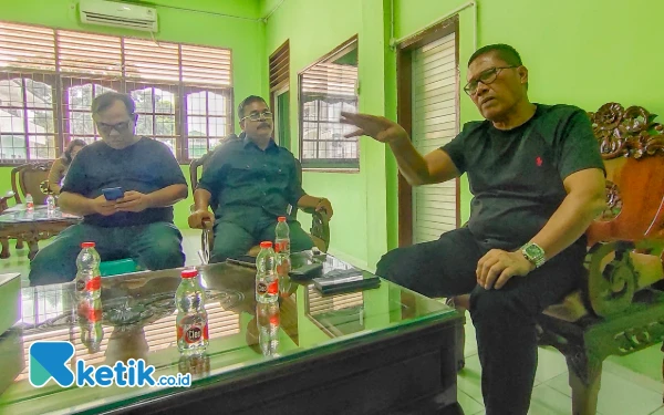 Foto Tigor Tampubolon (kanan) didampingi HZ Rangkuti (tengah) dan Indra S Gultom memaparkan SMA Tunas Karya Boarding School di Labuhanbatu. (Foto: Joko/Ketik.co.id)