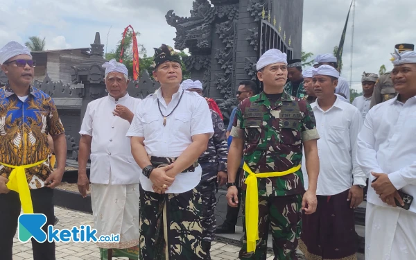 Foto Peninjauan di dalam Pura Catur Bhuana Raja Ampat setelah usai diresmikan.Foto: (Abhie/Ketik.co.id)