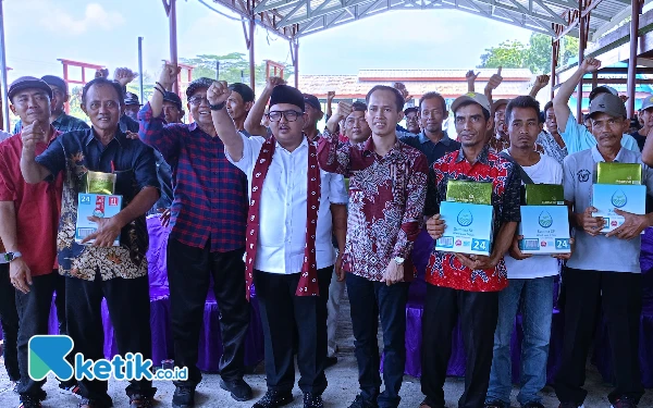 Foto Anggota DPR RI Kaisar turun memberikan bantuan pupuk cair kepada petani di desa Mernek Maos, Kabupaten Cilacap. (Foto:Nani Eko/ketik.co.id)