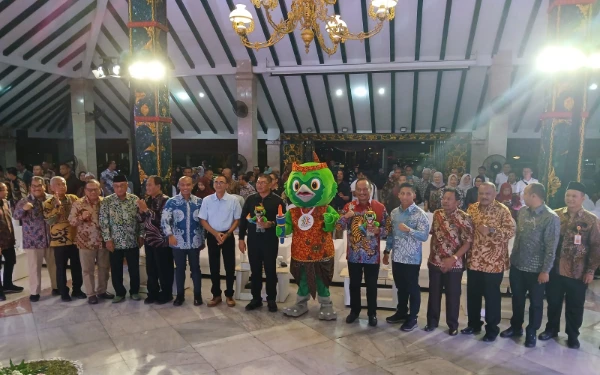 Foto Foto bersama Forkopimda Kab Malang, Koni Jatim dan Dispora seluruh Jatim. (Foto: Humas Koni Jatim)