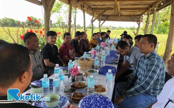 Foto Makan siang bersama Polres Abdya dan wartawan dalam rangka memperingati HPN ke-79 di Blangpidie, Minggu, 9 Februari 2025. (Foto: Cutbang Ampon/Ketik.co.id)