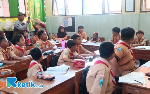 Foto Suasana kelas tempat Arla belajar di SDN Pucang Anom, Sidoarjo, pada Jumat (7 Februari 2025). (Foto: Fathur Roziq/Ketik.co.id)