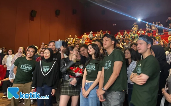 Foto Pemain utama melihat secara langsung antusias penonton film Petaka Gunung Gede. (Foto: Shinta Miranda/Ketik.co.id)