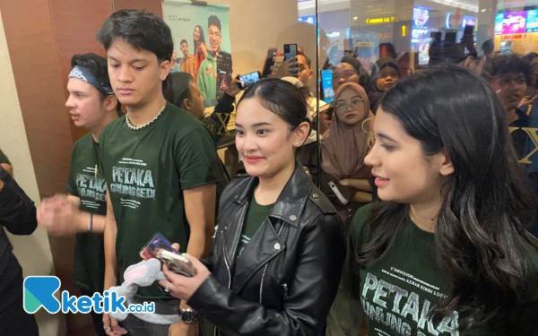 Foto Para pemain utama dari Petaka Gunung Gede saat Cinema Visit di XXI Royal Plaza. (Foto: Shinta Miranda/Ketik.co.id)