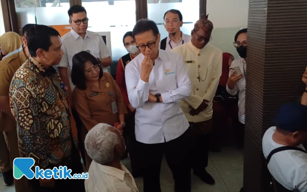 Foto Menteri Kesehatan Budi Gunadi Sadikin berbincang dengan pasien yang hendak cek kesehatan di Puskesmas Manukan Kulon, Senin, 10 Februari 2025. (Foto: Khaesar/Ketik.co.id)