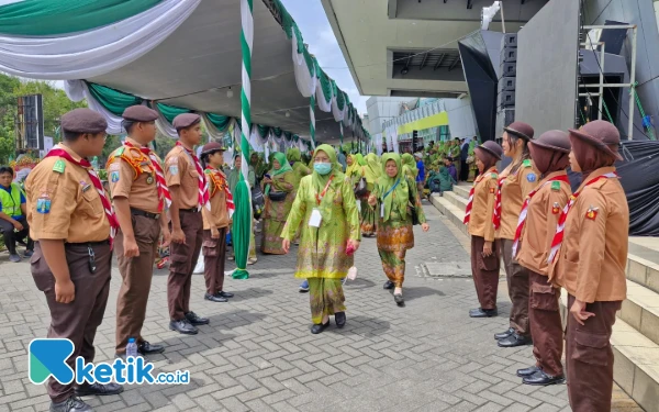 Foto Kader Pramuka menyambut para tamu undangan di Kongres XVII Muslimat NU. (Foto: Shinta Miranda/Ketik.co.id)