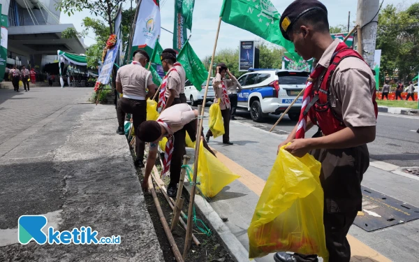 Foto Kader Pramuka Jatim ikut membersihkan tempat acara di sekitar Jatim Expo. (Foto: Shinta Miranda/Ketik.co.id)