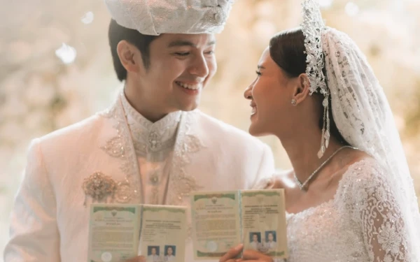 Foto Angga Yunanda dan Shenina Cinnamon tampak bahagia sembari menunjukkan buku nikah mereka. (Foto: Instagram @angga)