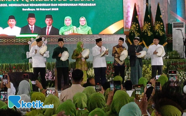 Foto Presiden RI Prabowo Subianto (tengah), bersama Wakil Presiden RI Gibran Rakabuming Raka (batik coklat) membuka langsung Kongres XVIII Muslimat NU, Senin, 10 Februari 2025. (Foto: Khaesar/Ketik.co.id)