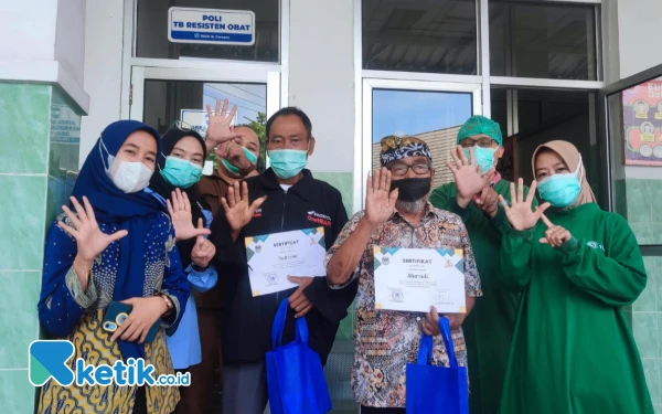 Foto Apresiasi atas semangatnya untuk sembuh, dua pasien RSUD dr. Darsono Pacitan mendapatkan bingkisan dan sertifikat dari pihak RSUD dan Dinas Kesehatan (Dinkes) Pacitan. Pun berpose bersama sebelum mereka pulang. (Foto: Al Ahmadi/Ketik.co.id)