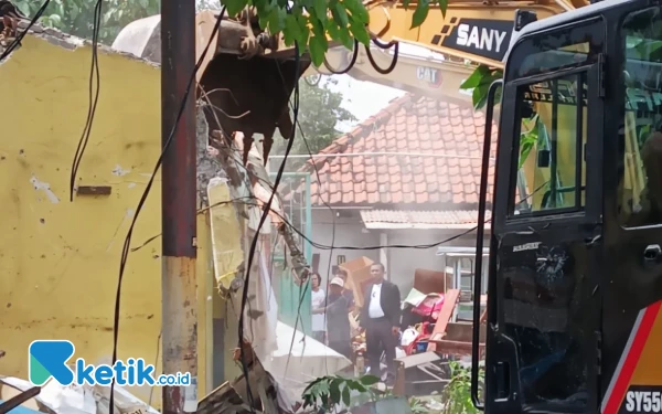 Foto Peralatan berat ekskavator menghancurkan bangunan di lahan PT KAI di Stasiun Sidoarjo. (Foto: Fathur Roziq/Ketik.co.id)_