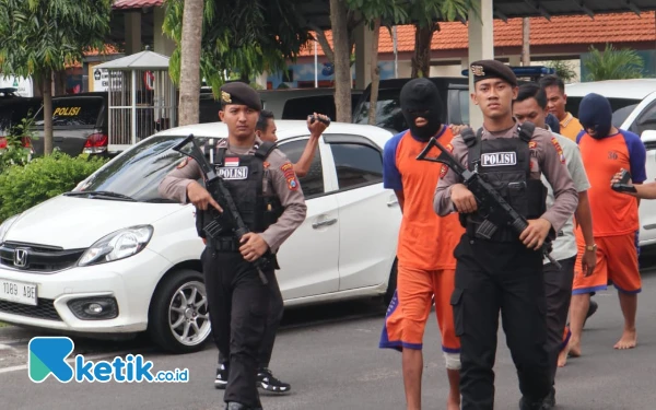 Foto Para pelaku saat digelandang di Mapolres Jombang, 13 Februari 2025. (Foto: Karimatul Maslahah/Ketik.co.id)